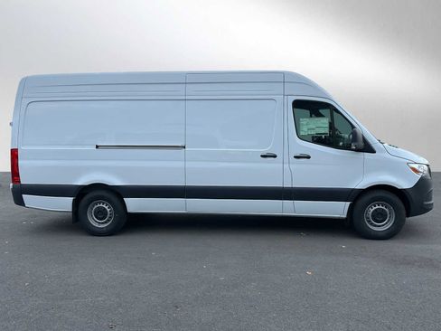 Used 2024 Mercedes-Benz Sprinter 2500 image 2