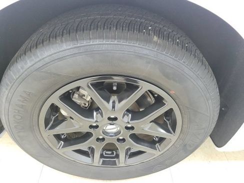 Used 2023 Chrysler Voyager LX FWD image 5