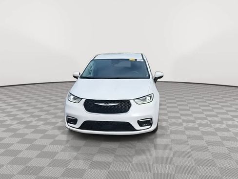 Used 2023 Chrysler Pacifica Touring-L image 3