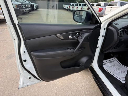 Used 2018 Nissan Rogue SV w/ Premium Package AWD/4WD image 8