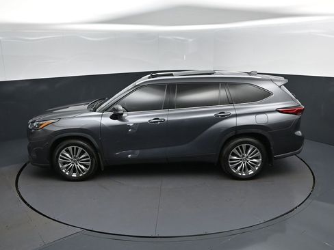 Used 2023 Toyota Highlander Platinum FWD image 33