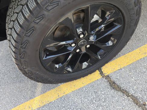 Used 2025 Jeep Gladiator Sport image 3