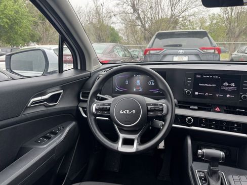 Used 2025 Kia Sportage LX image 32