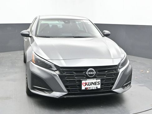 Used 2024 Nissan Altima 2.5 SV AWD/4WD image 3