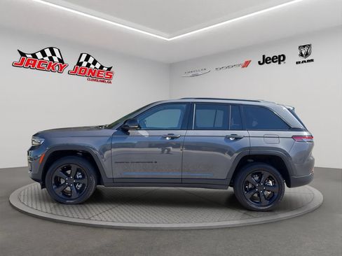 Used 2024 Jeep Grand Cherokee Altitude AWD/4WD image 3