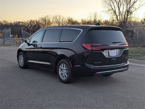 New 2026 Chrysler Pacifica Select image 5