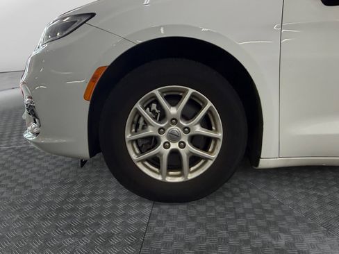 Used 2023 Chrysler Pacifica Touring-L FWD image 16