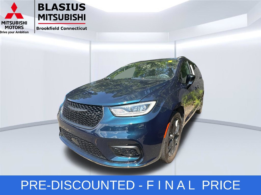 Used 2023 Chrysler Pacifica Limited w/ S Appearance Package FWD image 3