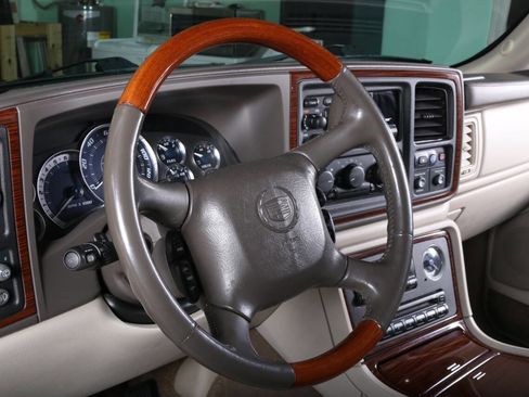 Used 2002 Cadillac Escalade AWD image 2
