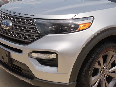 Used 2022 Ford Explorer XLT w/ Equipment Group 202A RWD image 3