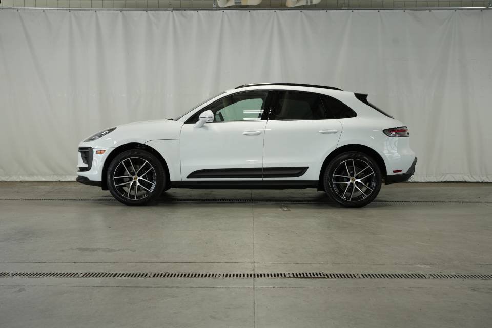 Certified 2025 Porsche Macan AWD/4WD image 2