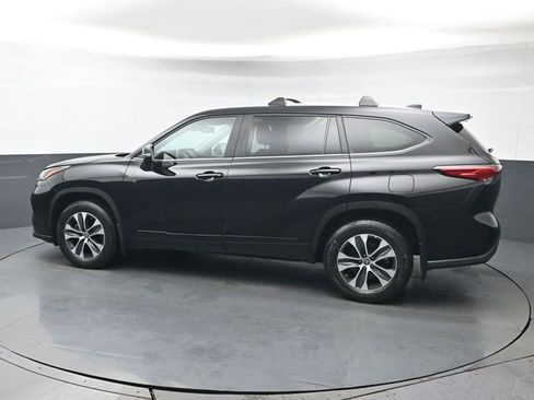 Used 2023 Toyota Highlander XLE image 3