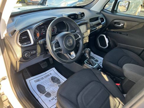 Used 2018 Jeep Renegade Latitude AWD/4WD image 17