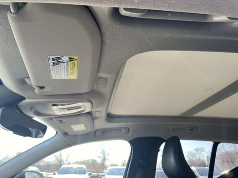 Used 2025 Volvo XC40 B5 Plus image 24