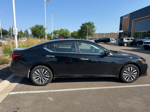Used 2024 Nissan Altima 2.5 SV w/ SV Premium Package AWD/4WD image 3