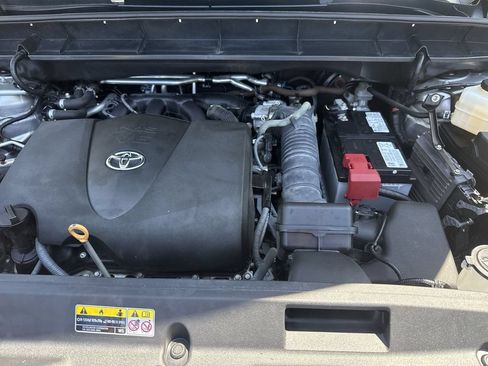 Used 2021 Toyota Highlander XLE AWD/4WD image 18