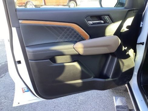 Used 2023 GMC Canyon Denali image 18