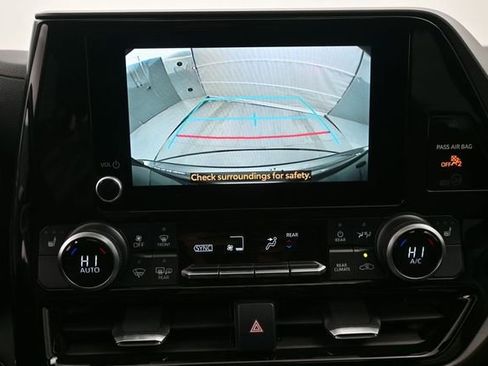 Used 2023 Toyota Highlander XLE image 12