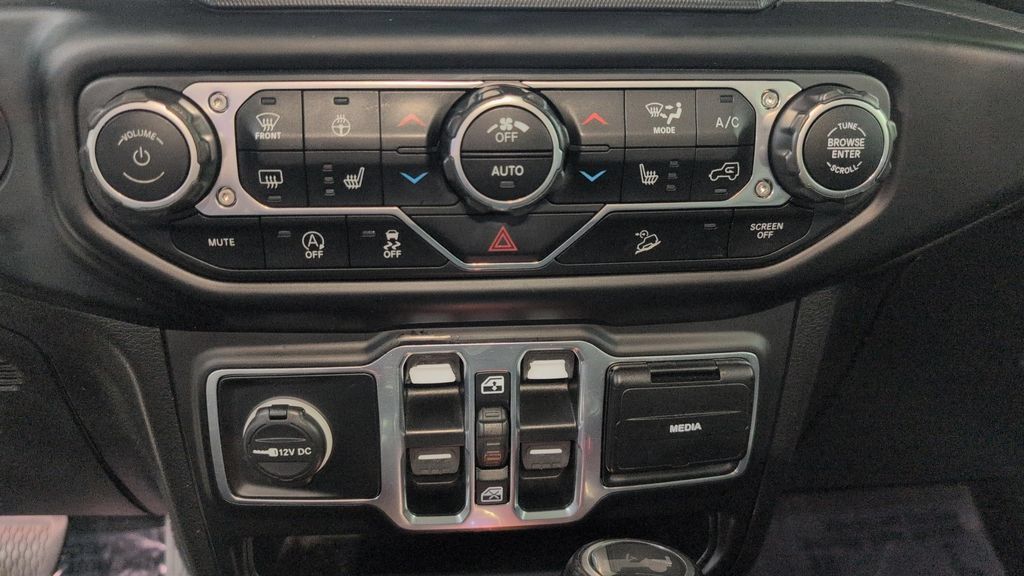 Used 2020 Jeep Wrangler Unlimited Sahara w/ Uconnect 4C Nav & Sound Group AWD/4WD image 17
