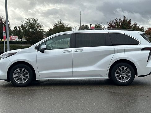 Used 2023 Toyota Sienna XLE image 7