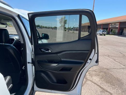 Used 2021 GMC Acadia SLT w/ Elevation Edition image 17