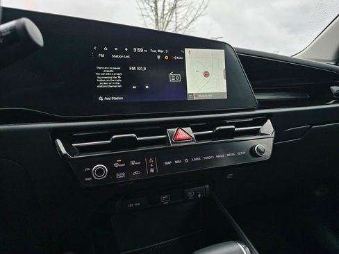 Used 2023 Kia Niro EX Touring image 18