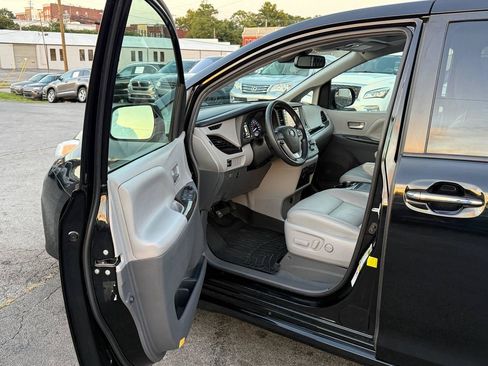Used 2019 Toyota Sienna XLE FWD image 14