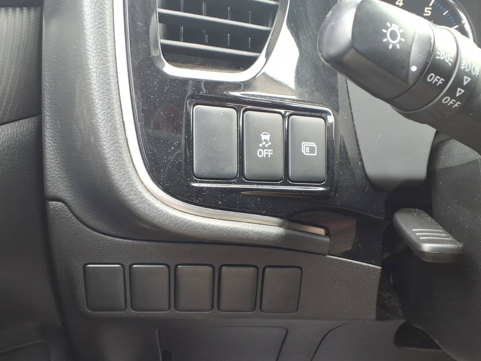 Used 2017 Mitsubishi Outlander SE AWD/4WD image 17