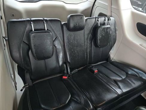 Used 2023 Chrysler Pacifica Touring-L image 15