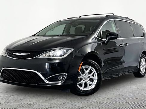 Used 2017 Chrysler Pacifica Touring Plus FWD image 3