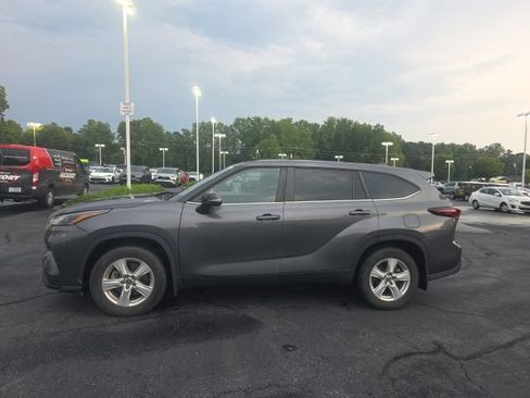 Used 2024 Toyota Highlander LE AWD/4WD image 5