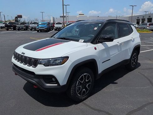 Used 2025 Jeep Compass Trailhawk AWD/4WD image 3