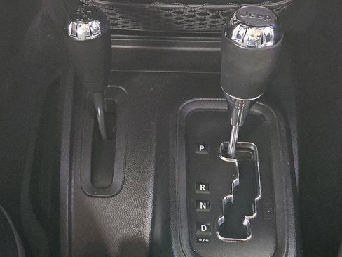 Used 2017 Jeep Wrangler Unlimited Rubicon w/ Connectivity Group image 14