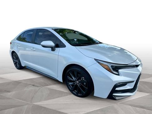 Used 2023 Toyota Corolla SE FWD image 2