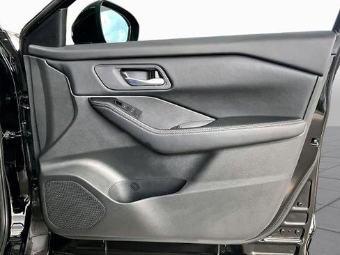 Certified 2025 Nissan Rogue SV FWD image 22
