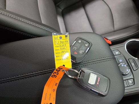 Used 2023 GMC Terrain SLT w/ Tech Package AWD/4WD image 14
