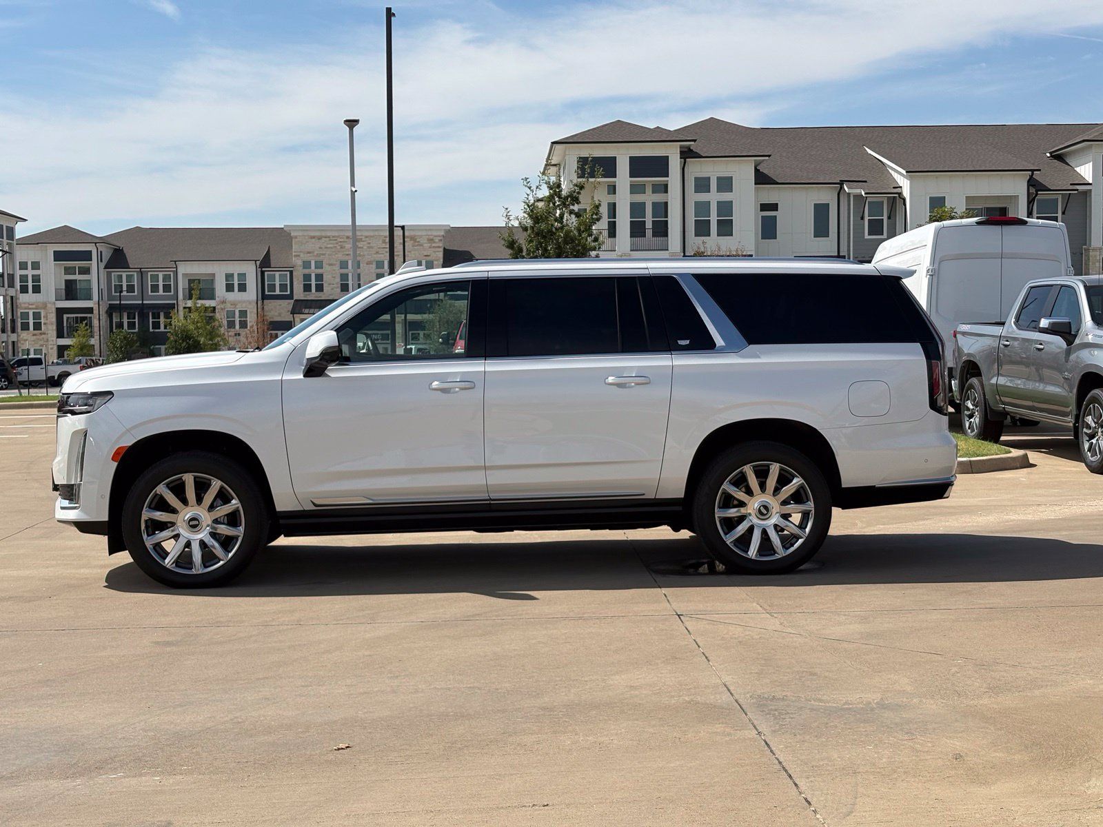 Used 2021 Cadillac Escalade ESV Premium Luxury Platinum AWD/4WD image 4
