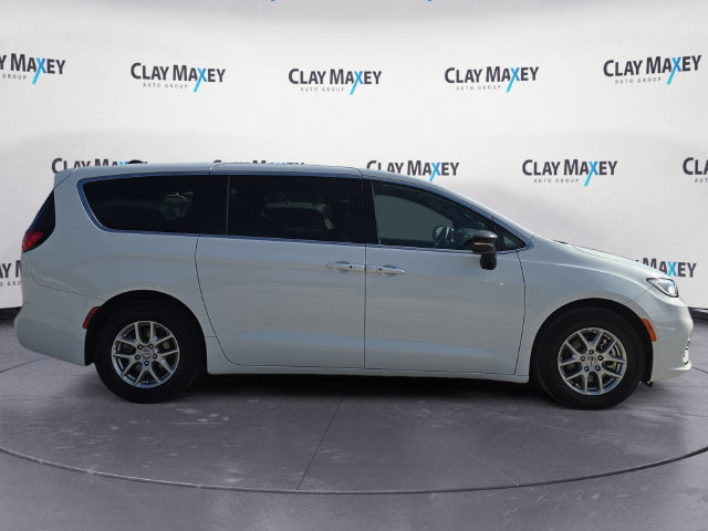 Used 2025 Chrysler Pacifica Select FWD image 6