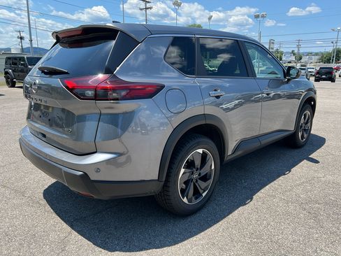 Used 2025 Nissan Rogue SV AWD/4WD image 3
