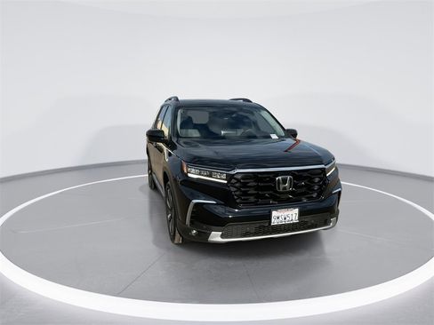 Used 2025 Honda Pilot Touring image 3