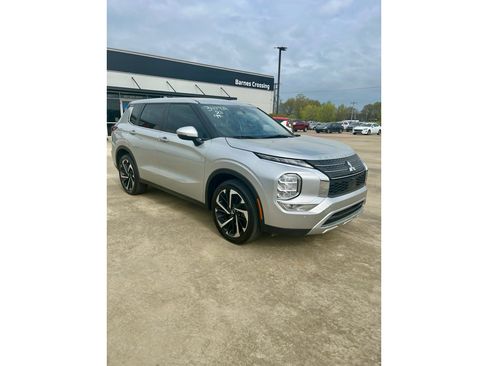 Used 2023 Mitsubishi Outlander SE image 10