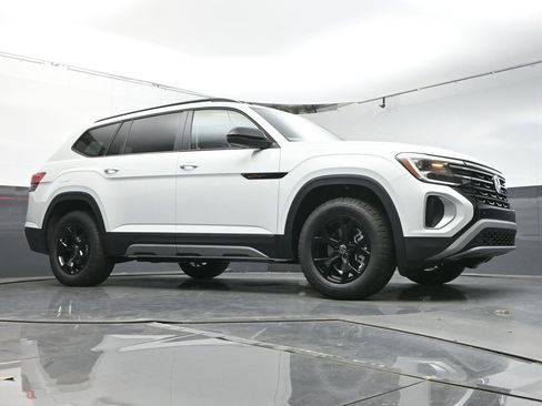 Used 2025 Volkswagen Atlas Peak Edition SE image 41