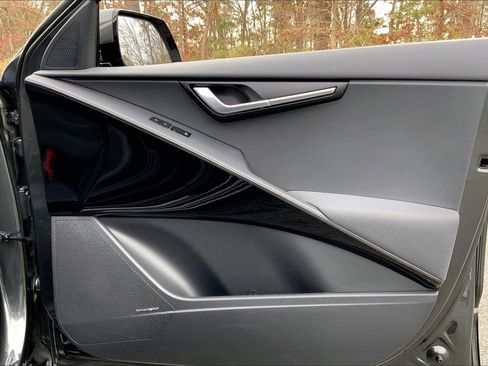 Used 2023 Kia Niro SX image 26