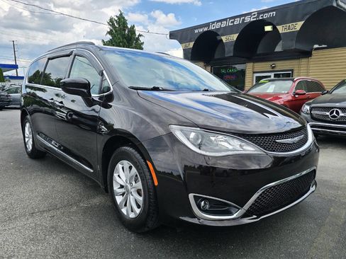 Used 2017 Chrysler Pacifica Touring-L FWD image 1
