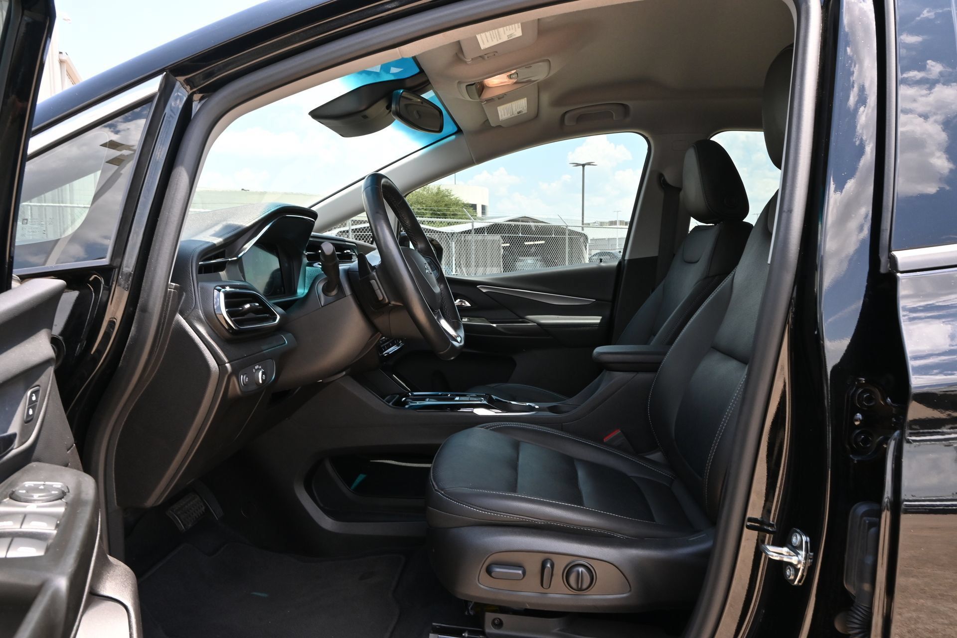 Used 2023 Chevrolet Bolt LT w/ Infotainment Package FWD image 19