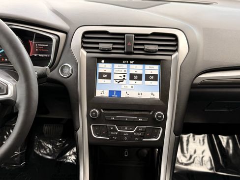 Used 2017 Ford Fusion SE w/ Equipment Group 602A FWD image 25