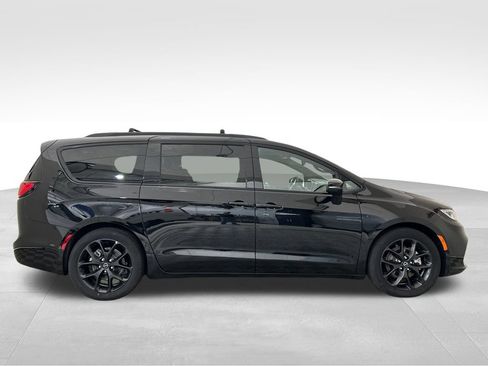 Used 2025 Chrysler Pacifica Limited FWD image 7