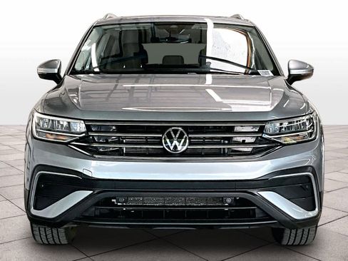 Used 2023 Volkswagen Tiguan SE w/ Panoramic Sunroof Package image 3