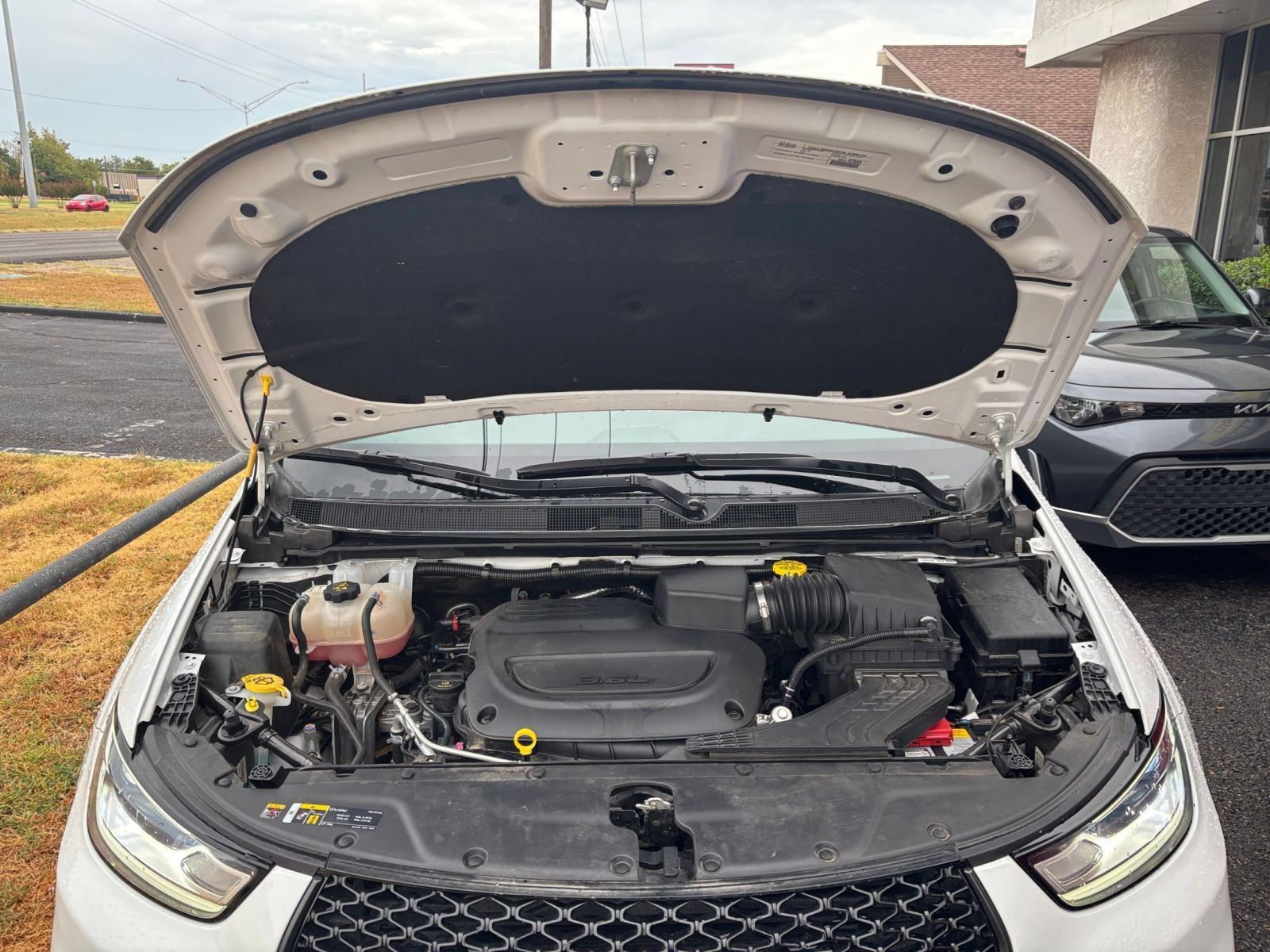 Used 2025 Chrysler Pacifica Limited FWD image 37