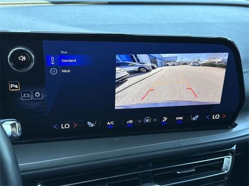 Used 2025 Chevrolet Traverse LT image 21